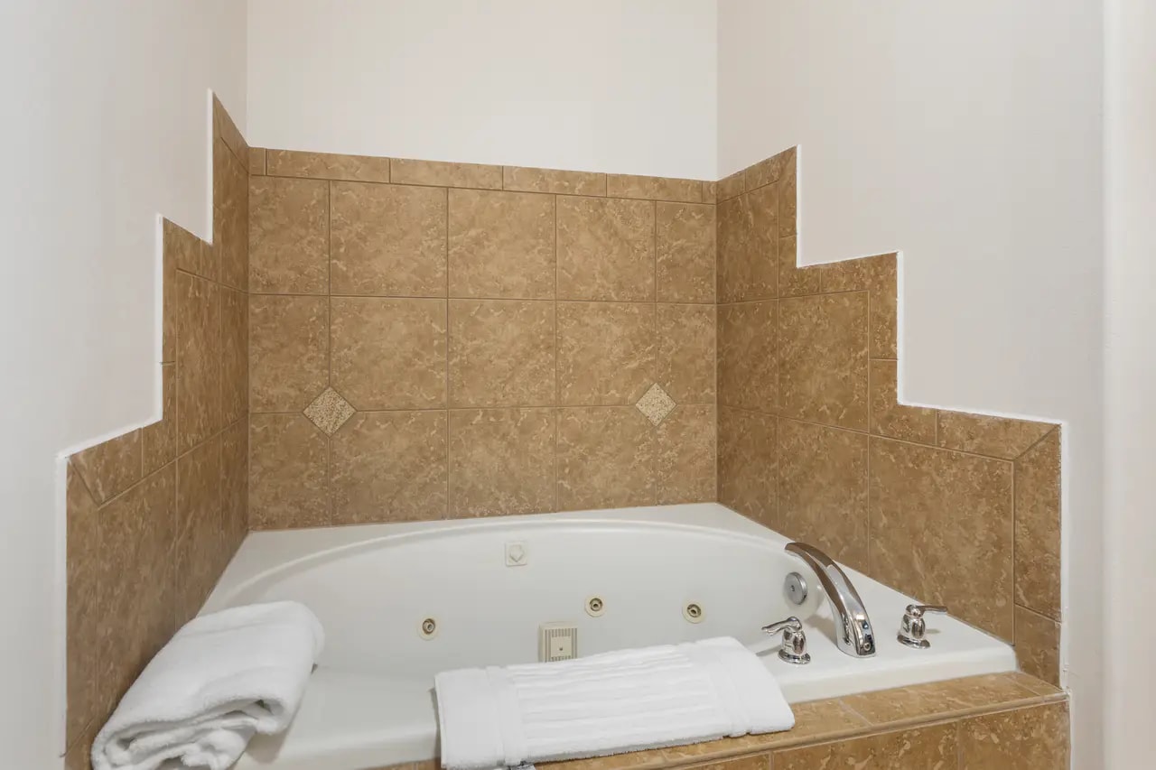 Jetted bathtub in guest accommodation